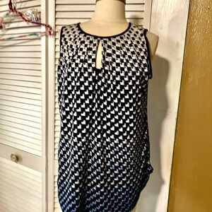 Sleeveless Black & White Geometric Keyhole Top